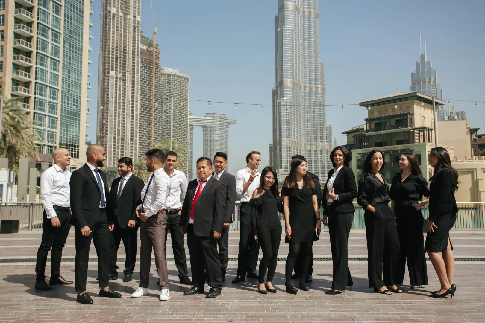 L’équipe, dans les bureaux de Dubaï